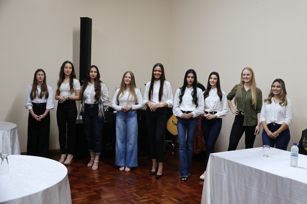 Candidatas são apresentadas durante lançamento do baile