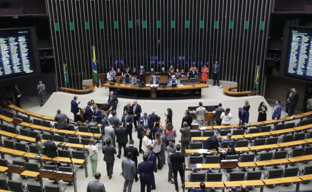 Congresso analisa veto de Lula  sobre saidão e veto de Bolsonaro sobre prisão para fake news