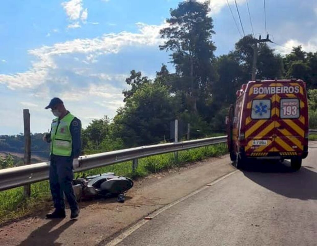 Motociclista morre em queda