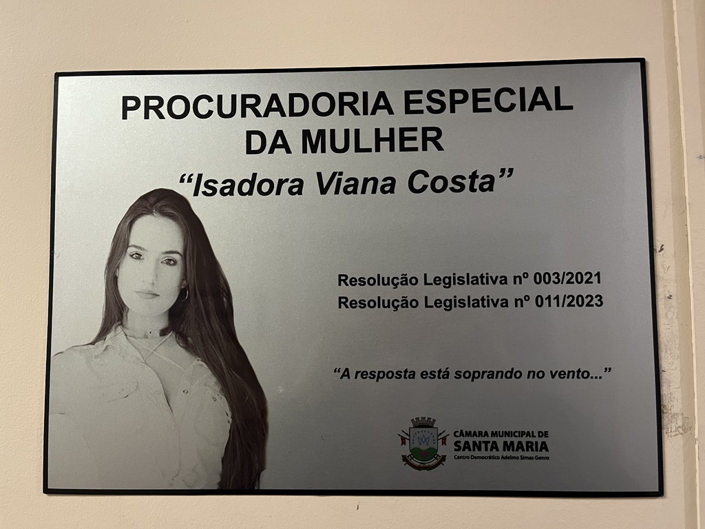 título imagem Câmara de Vereadores de Santa Maria descerra placa da Procuradoria da Mulher que recebe o nome de Isadora Viana Costa