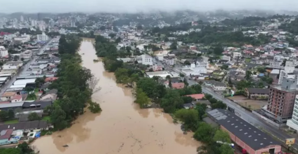 Famílias podem voltar para casa após fim de alerta de enchente em Rio do Sul