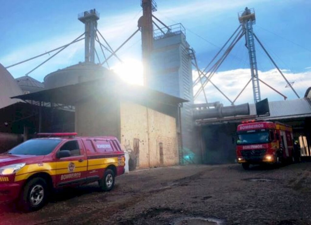 Incêndio em silos agrícolas