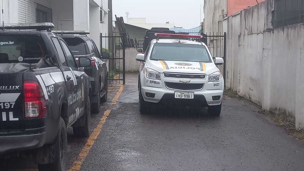 VÍDEO: homem é esfaqueado no pescoço no centro de Santa Maria; suspeito foge em táxi e é preso