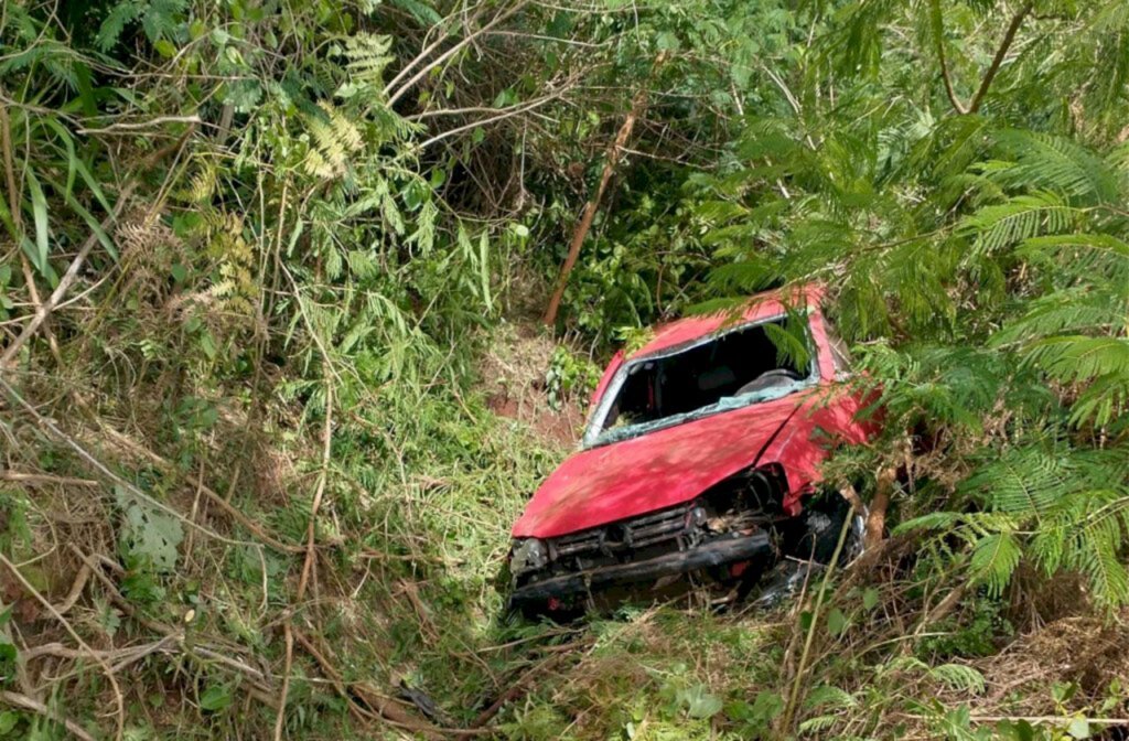 Capotamento causa uma morte