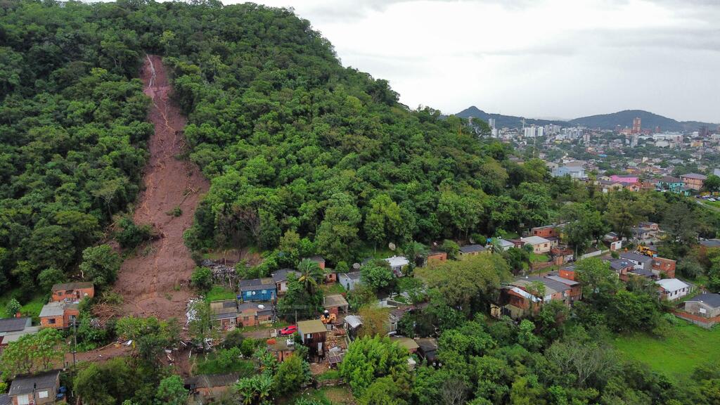 VÍDEO: mortes, deslizamentos, famílias fora de casa, estradas destruídas; maior tragédia climática do RS completa 1 mês