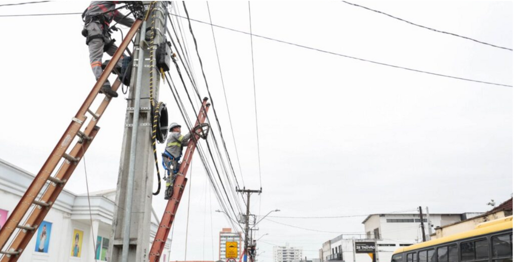 Mutirão para remover fios inutilizados no bairro Bucarein