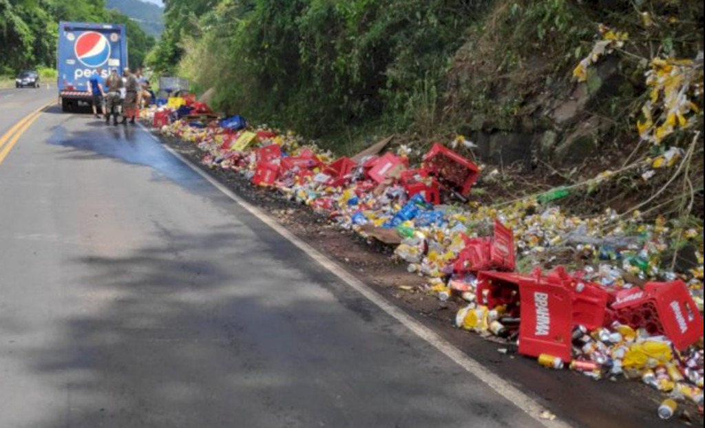 Caminhão colide em barranco