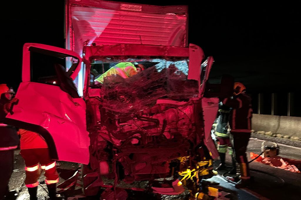 Grave acidente em Laguna resultou na destruição total da frente de um caminhão