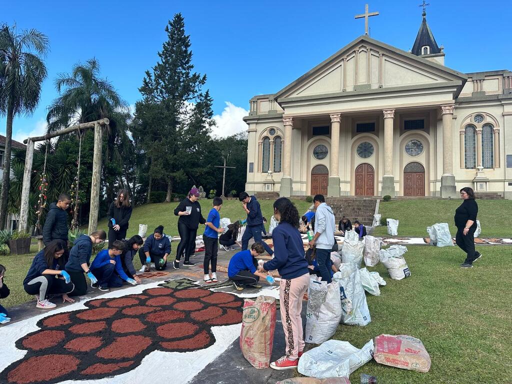 Comunidade de Vale Vêneto inicia a montagem de tapetes em celebração a Corpus Christi