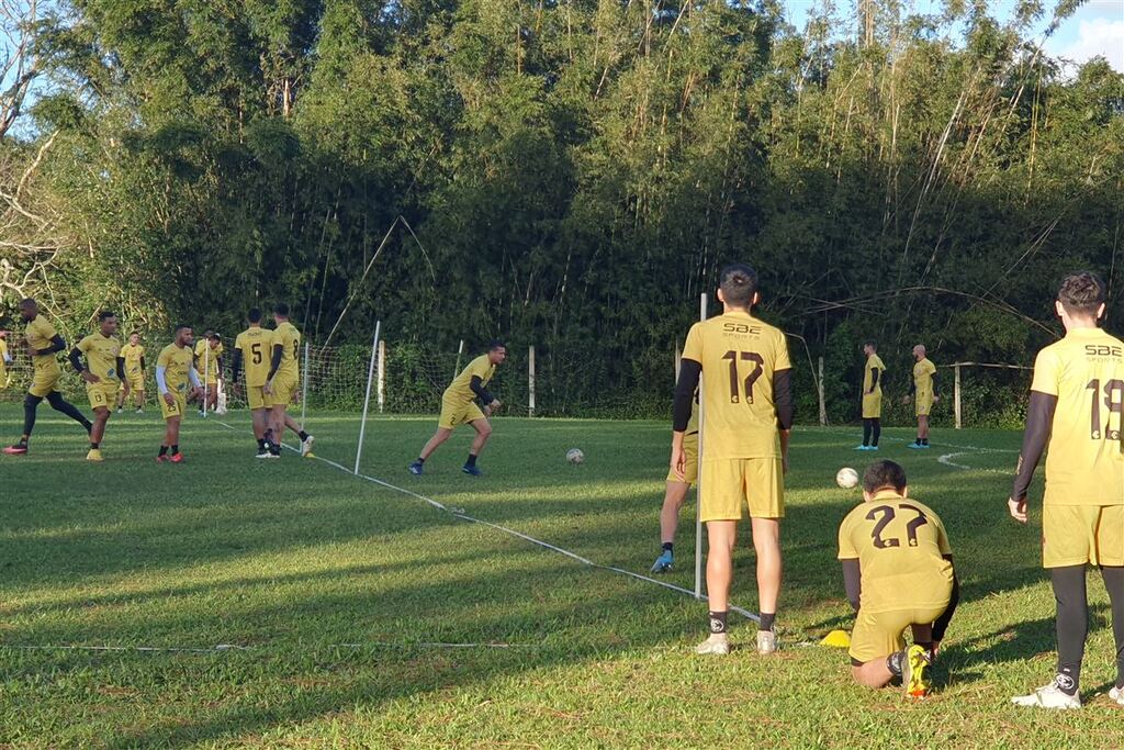 Foto: Gilson Alves - Grupo de jogadores do Alvirrubro mira compromisso do próximo domingo em Lajeado