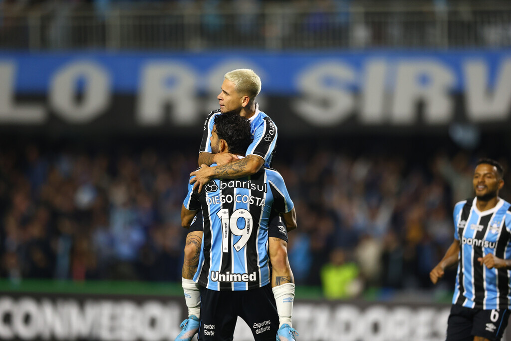 Atuando no Couto Pereira, Grêmio goleia o The Strongest por 4 a 0
