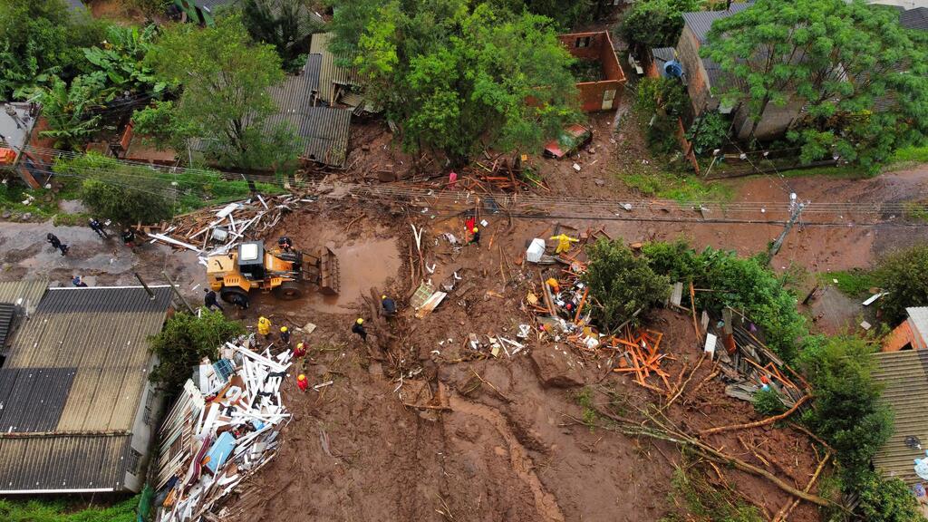 título imagem VÍDEO: mortes, deslizamentos, famílias fora de casa, estradas destruídas; maior tragédia climática do RS completa 1 mês
