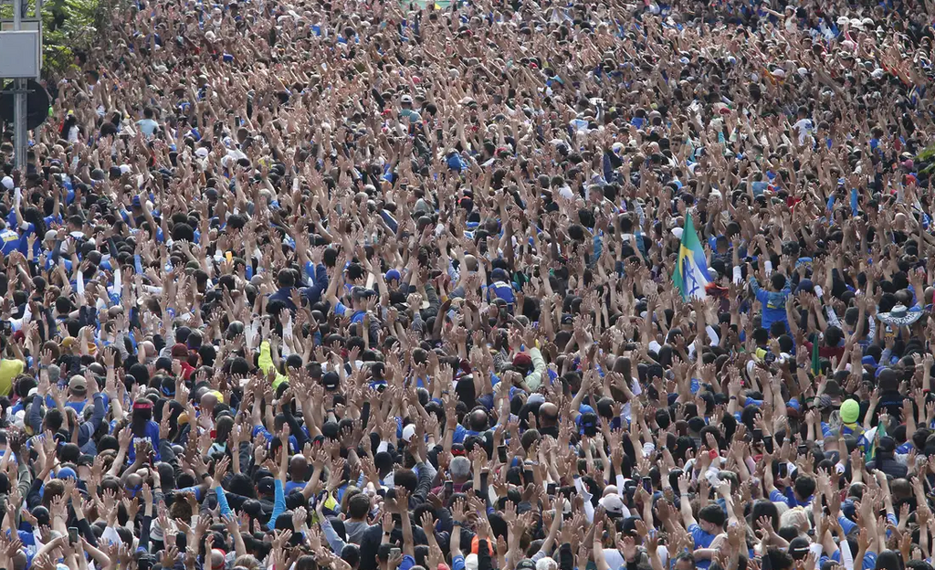 Foto: Agência Brasil - Prefeito de São Paulo, Ricardo Nunes discursou de um carro de som, dizendo estar feliz e emocionado,
