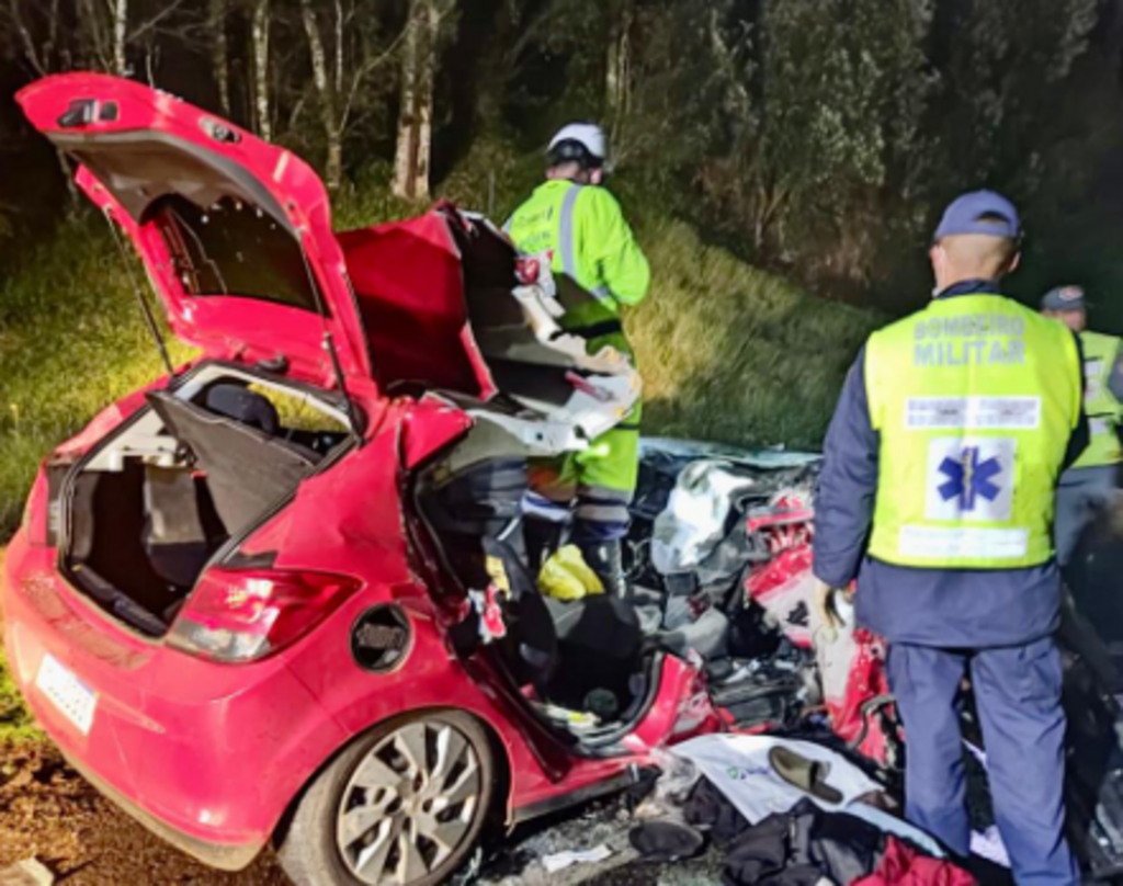 Jovem de 21 anos morre em colisão frontal entre caminhão e carro na BR-116