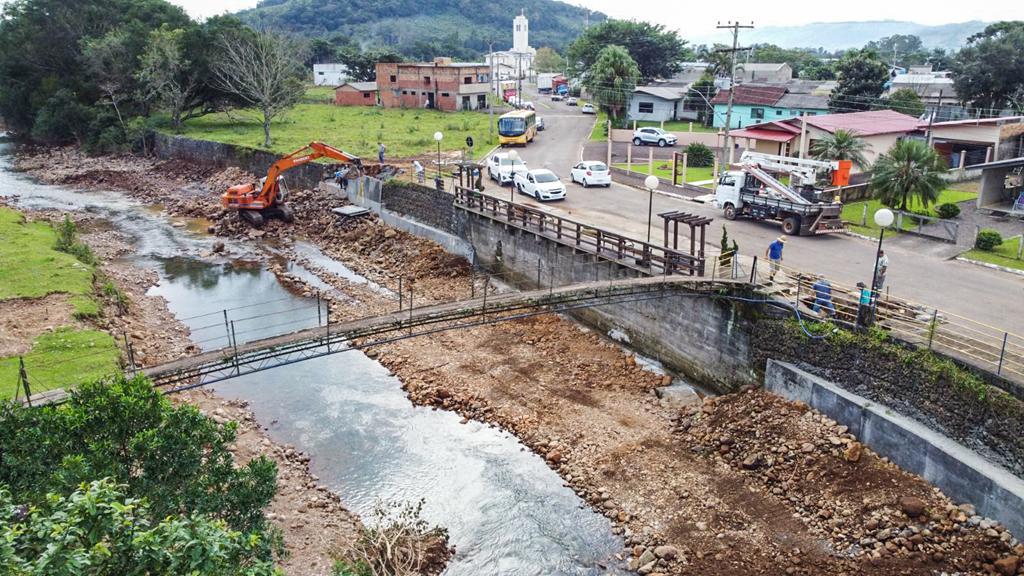 PREFEITURA DE MORRINHOS DO SUL REALIZA OBRAS DE PROTEÇÃO CONTRA ENCHENTES NO CENTRO DA CIDADE