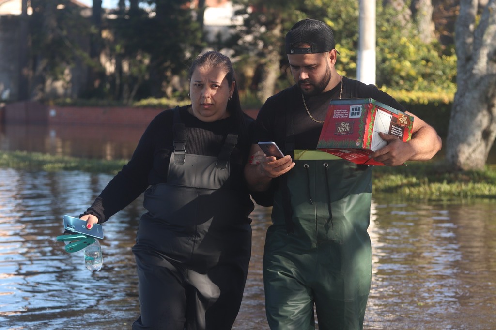 Foto: Leandro Lopes - DP - Ao visitar a casa no Laranjal, de barco, Eliezer conseguiu recuperar um caixa com briquedos dos filhos
