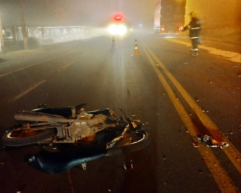 Motociclista morre após colidir com caminhão na SC-477