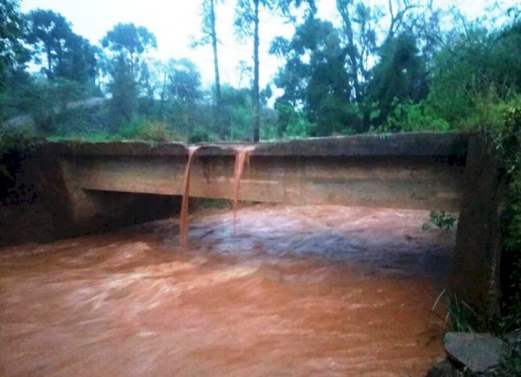 Carro cai em ponte e desaparece em rio