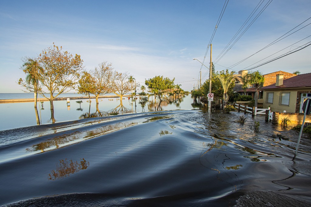 Foto: Volmer Perez - DP - Nível da água continua alto no Laranjal e moradores não têm perspectiva de quando poderão voltar para as suas casas