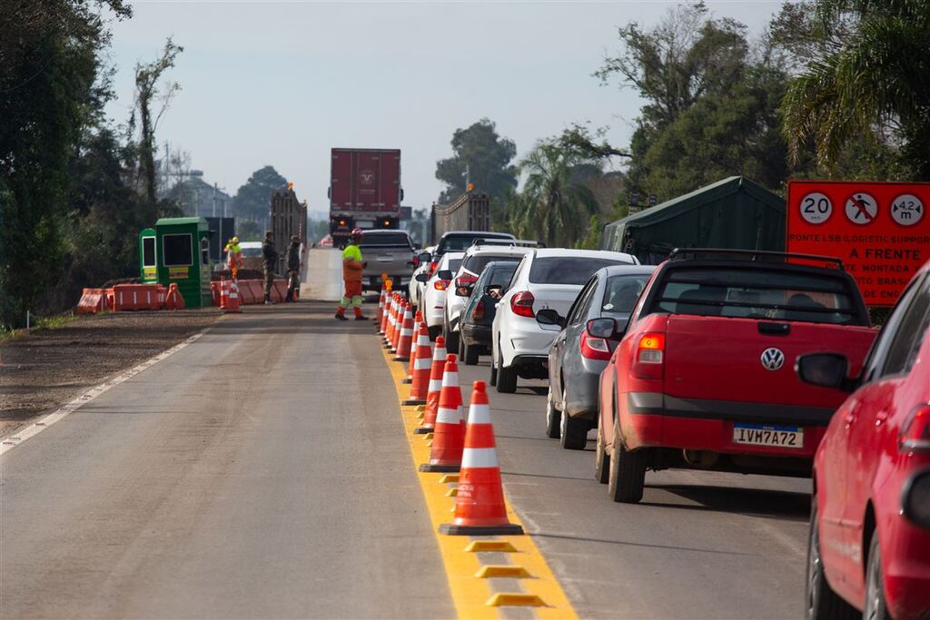 Com sistema Pare e Siga, motoristas formam filas para atravessar ponte móvel da RSC-287