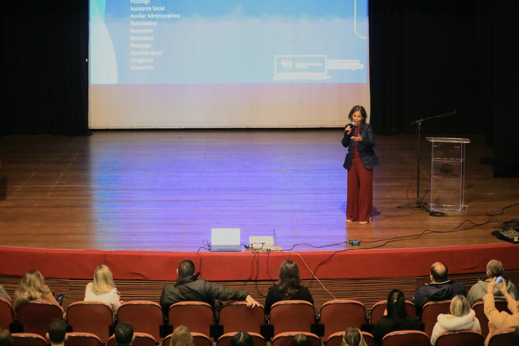 Mais de 150 professores e técnicos pedagógicos são recebidos na rede municipal