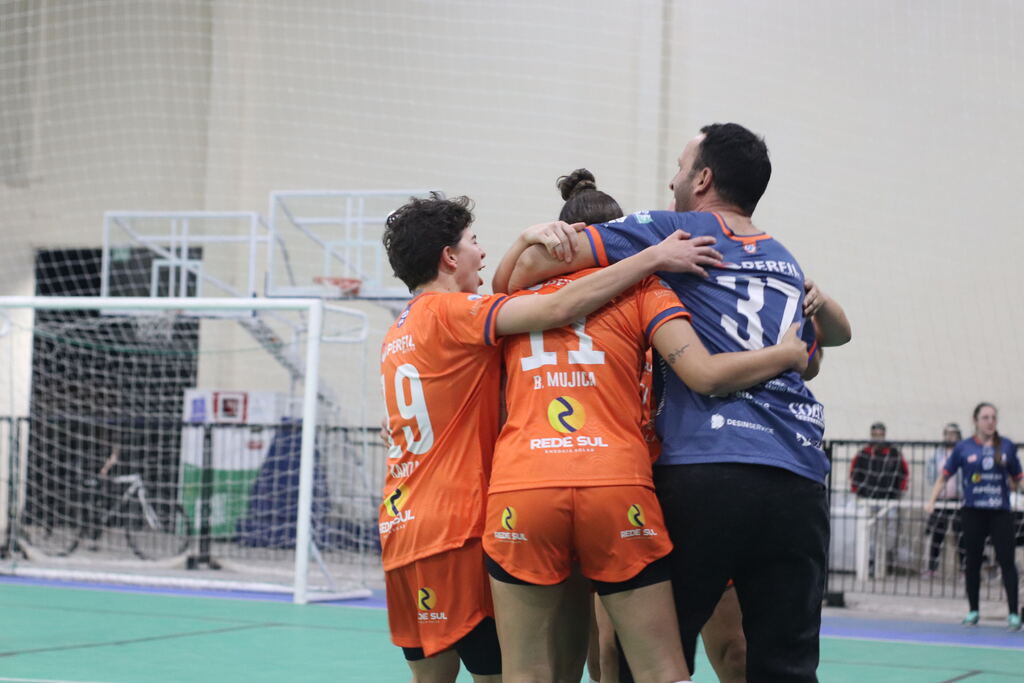 título imagem Time feminino da UFSM Futsal estreia sem derrotas na Série Prata da Liga Sul-Riograndense