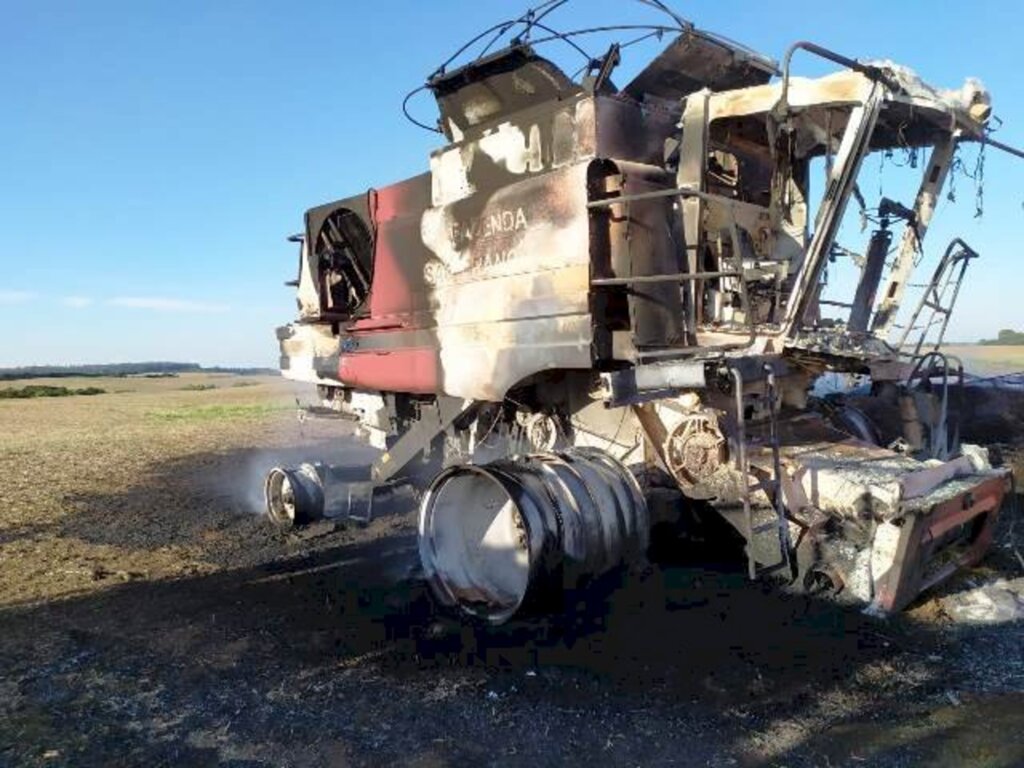 Fogo destrói uma colheitadeira e um caminhão