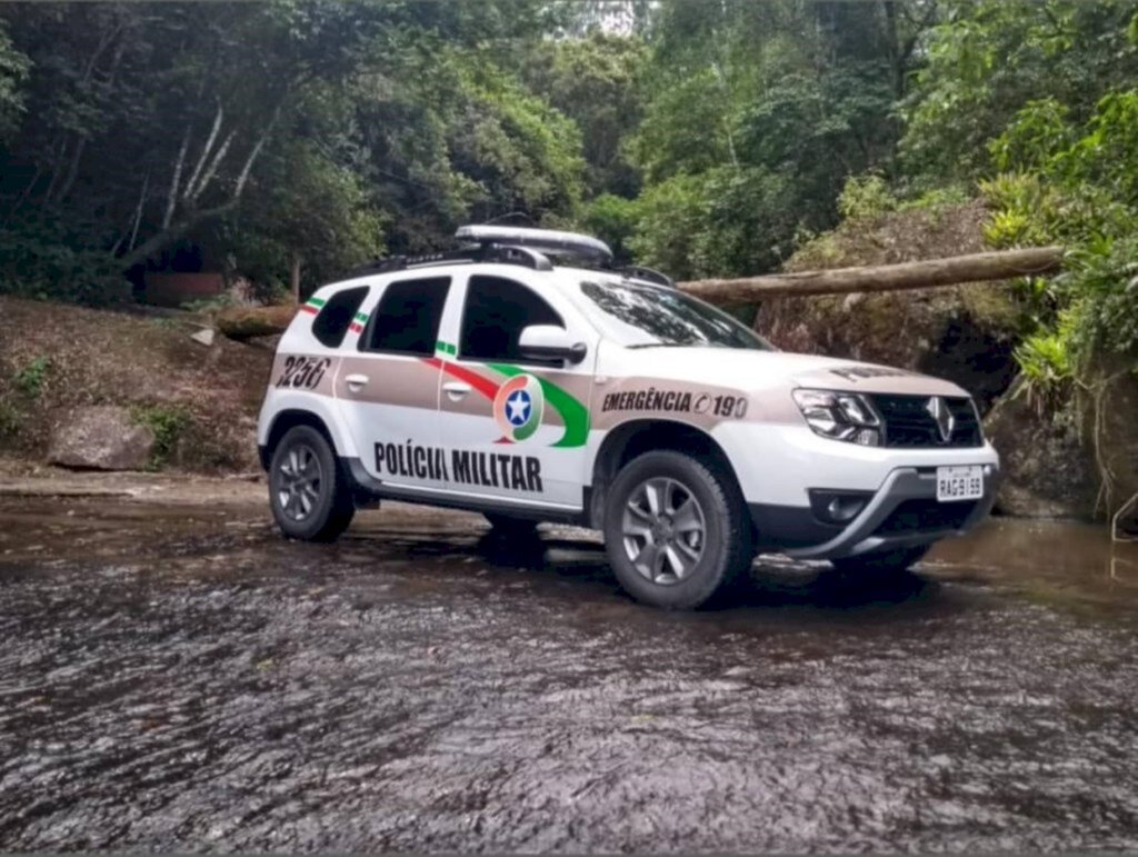 Homem abandona a família a beira de rodovia