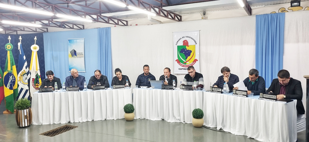 Aldo Azevedo / jornalista - ssão itinerante vereadores Valmor de Vargas, Almir João Gotardo, Gilmar Junior da Silveira e Dalva Luiza Dalcortivo, secretário de bancada Diogo Pecinato, vereadores Jairo Luiz Hoffmann (presidente da mesa diretora), 1º secretário Rafael Edgar Tonial, vice-presidente Enio José Paggi, 2º secretário Alexsandro Thomas de Vargas e Tiago de Oliveira Luz.