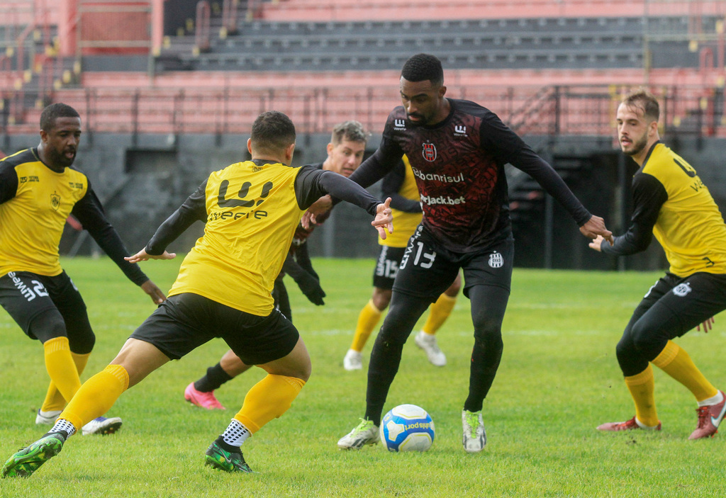 Foto: Jô Folha - DP - Matheus Guimarães surge como provável substituto do suspenso Marcinho, mudando o modo de jogar do time