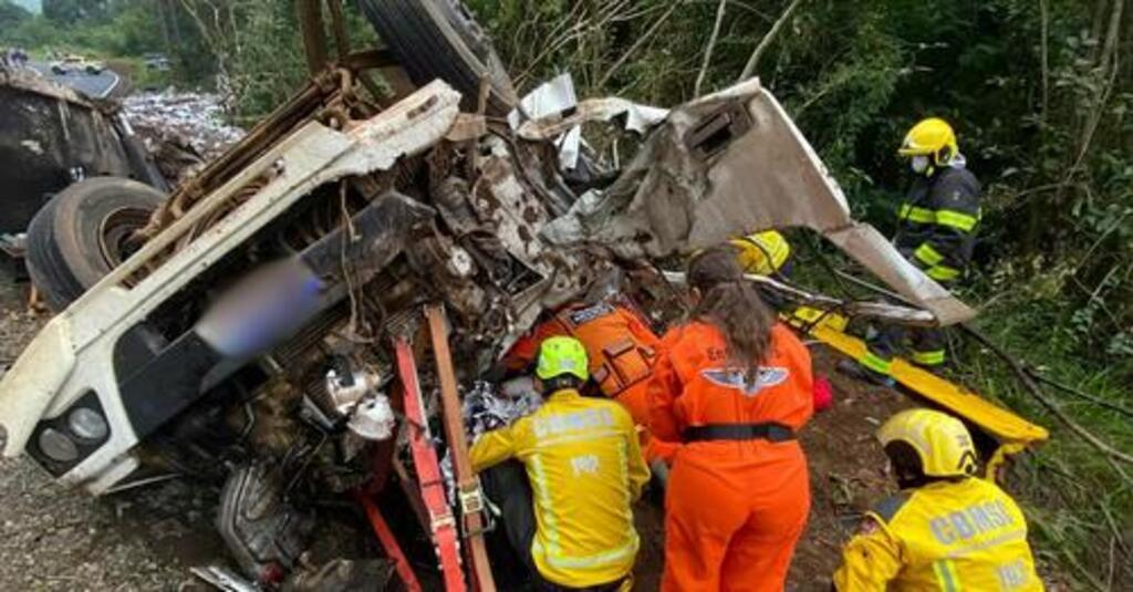 Caminhão tomba na ponte do Rio Irani e motorista fica gravemente ferido