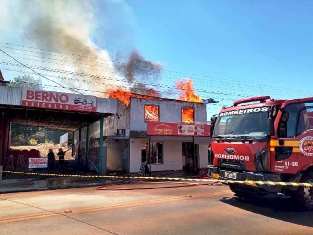 Fogo atinge prédio no Centro