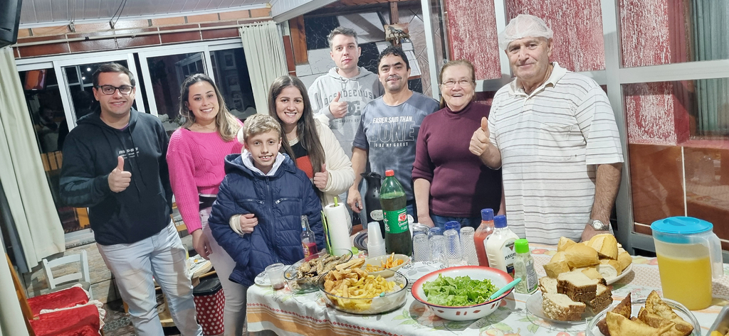 Sassá mestre em servir e preparar jantar e também almoço