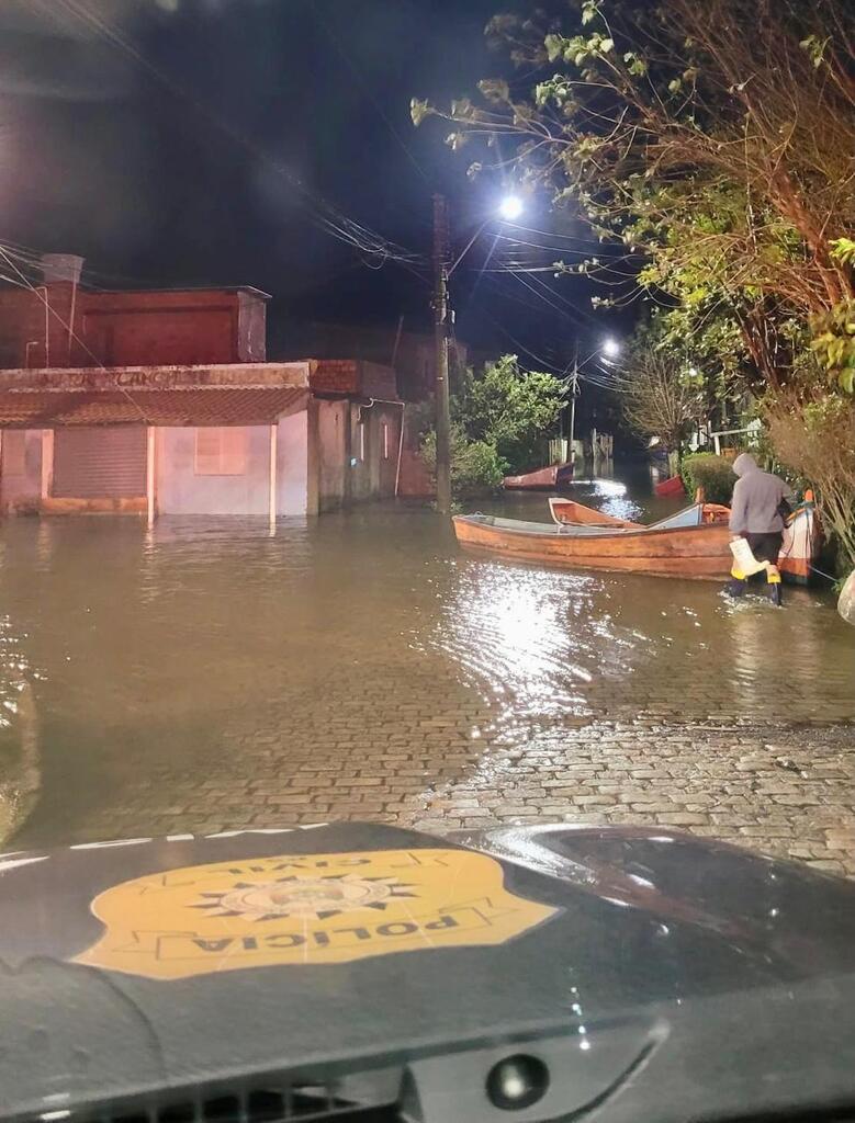 Divulgação - Em Rio Grande, Polícia Civil com apoio da Polícia Federal patrulharam todas as ruas alagadas