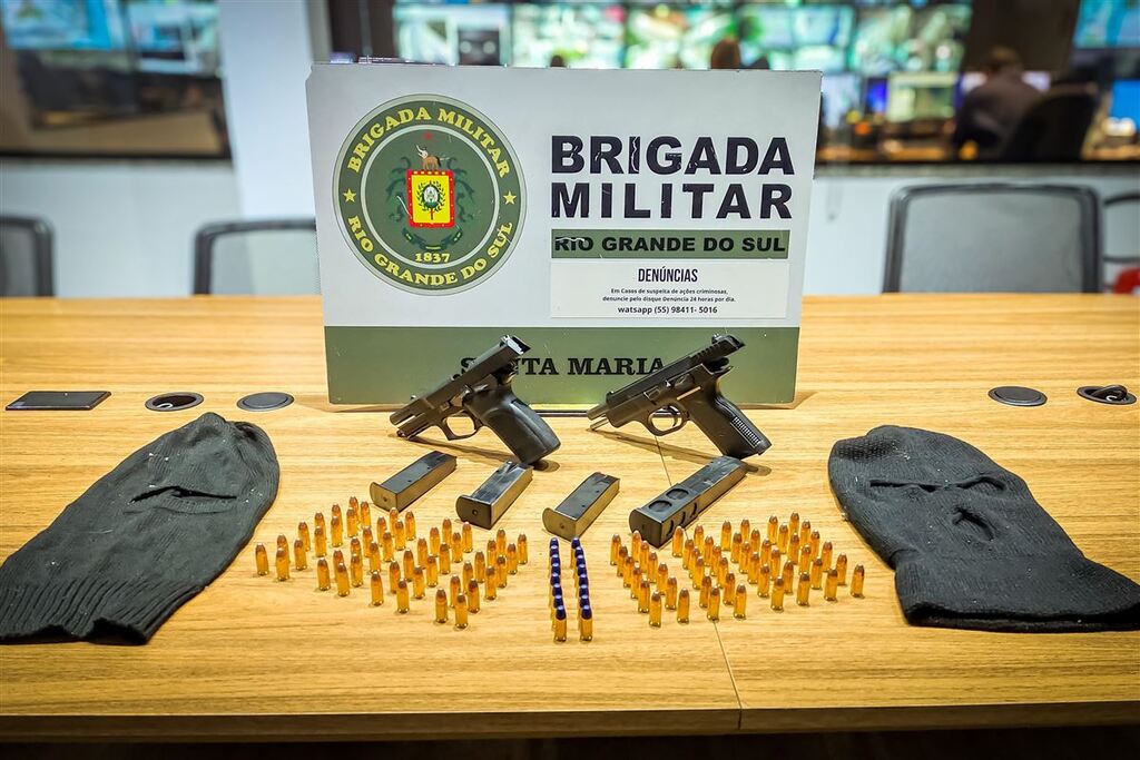 Foto: Brigada Militar - Duas pistolas, munições e toucas ninja foram apreendidos com os suspeitos