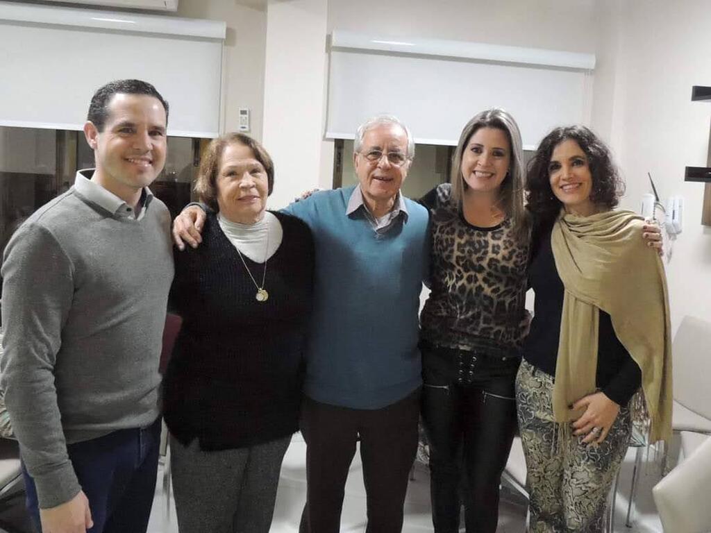 Foto Arquivo pessoal - Paulo (ao centro), ao lado da esposa Leizi e dos filhos Eduardo, Raquel e Claudia