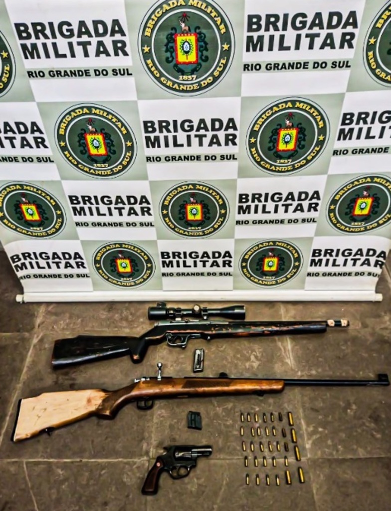 – Bpchq - - Foram apreendidos um revólver, dois rifles, dois carregadores, 29 munições e uma munição deflagrada