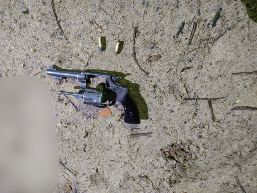 Galeria de imagens: Arma foi encontrada no chão da Praça Menna Barretto, conhecida por Praça dos Bombeiros
