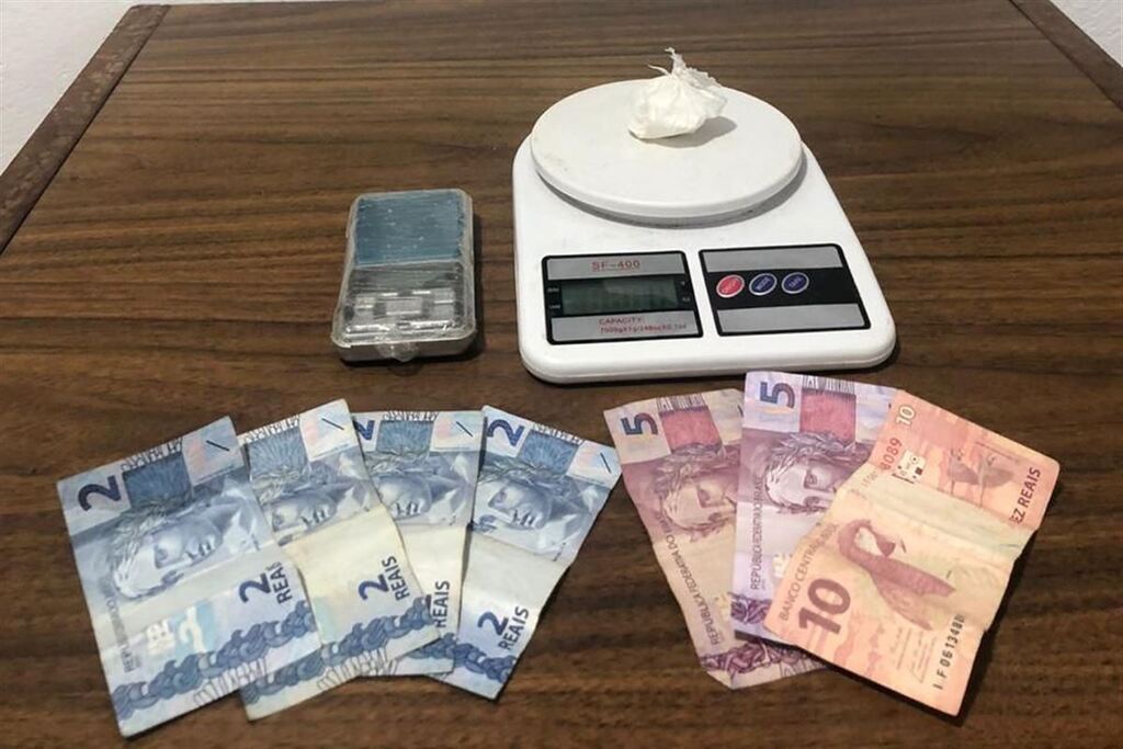 Galeria de imagens: Porção de cocaína, dinheiro e balanças de precisão foram encontradas com a mulher investigada por tráfico