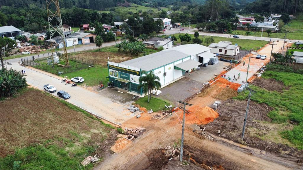 MAIS DUAS RUAS SÃO CONTEMPLADAS COM  PAVIMENTAÇÃO NO CENTRO DE MORRINHOS DO SUL