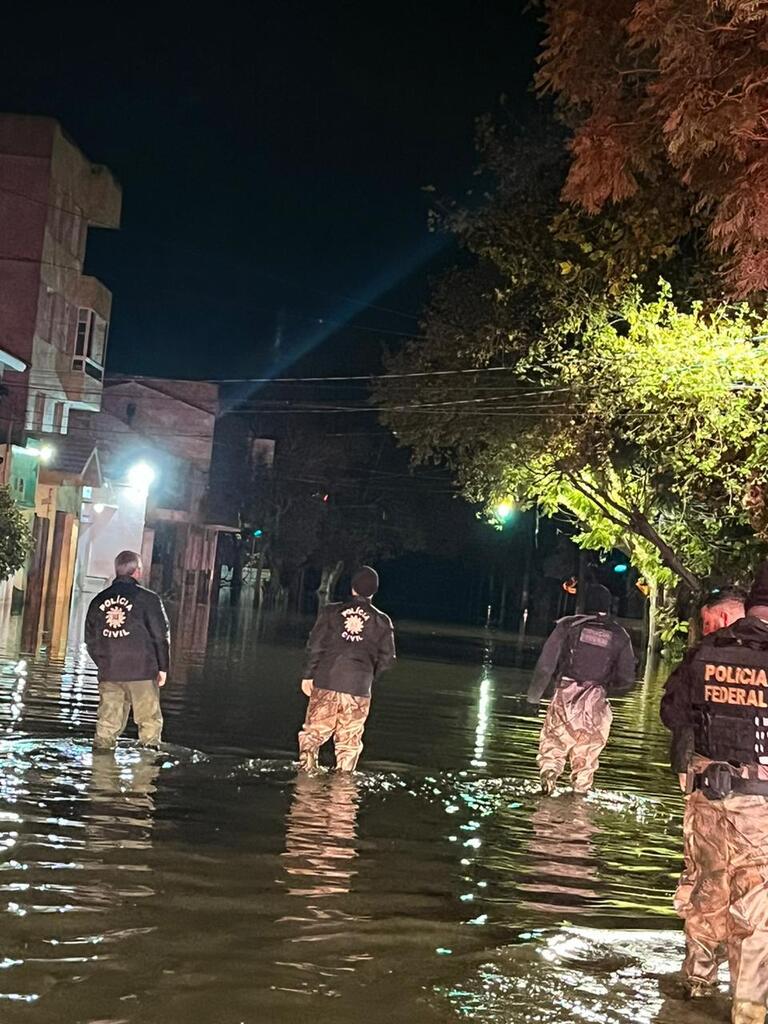 Divulgação - Durante as cheias, policias civis patrulharam as ruas de Rio Grande para evitar mais furtos