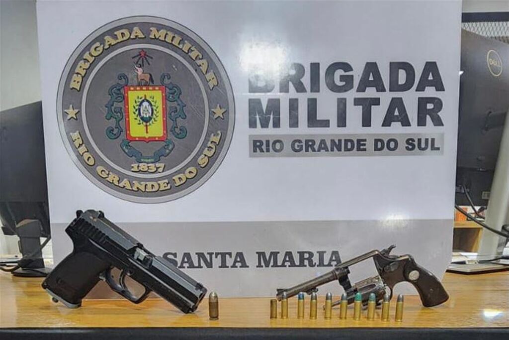 Foto: Brigada Militar - Um simulacro de pistola, um revólver calibre 32 e munições foram apreendidas pela Força Tática