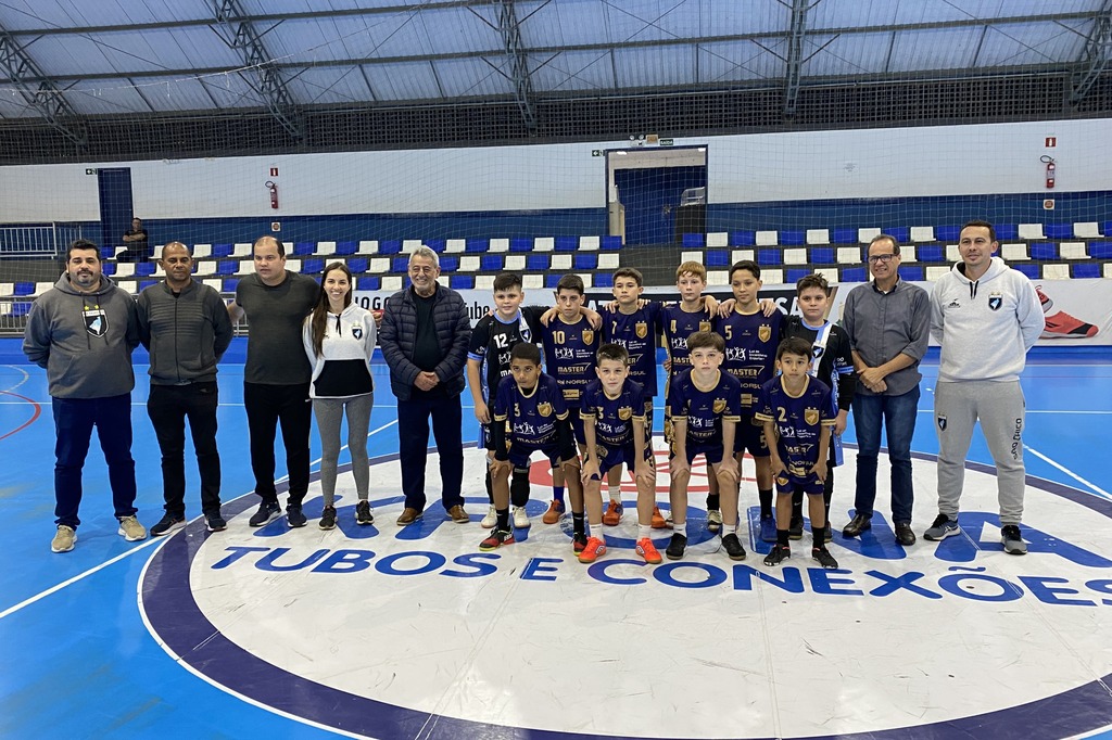 Atletas do Sub-12 do São Francisco Futsal recebem novos uniformes