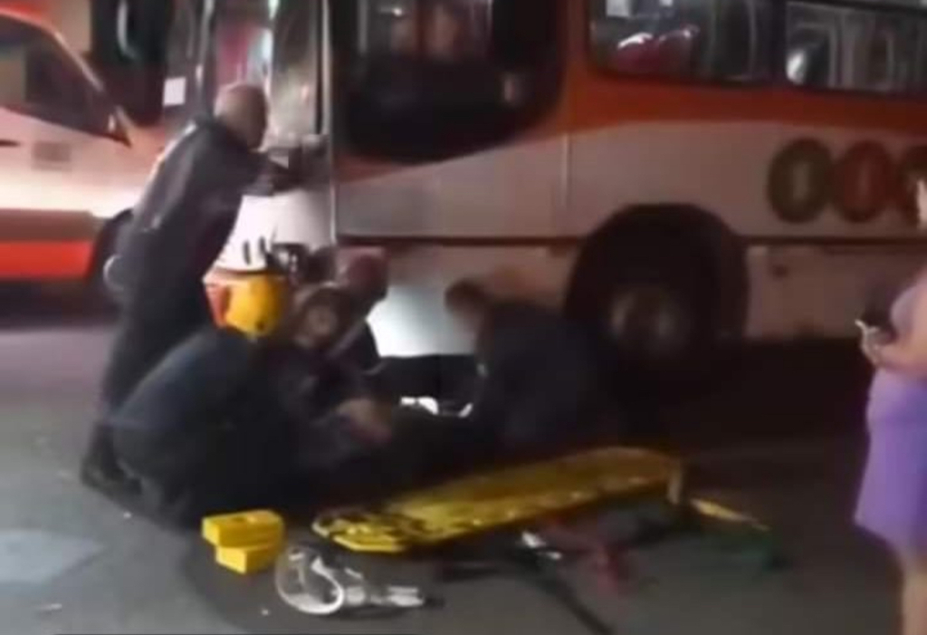 título imagem Acidente de trânsito entre ônibus e motocicleta deixa motociclista em estado grave em Santa Maria