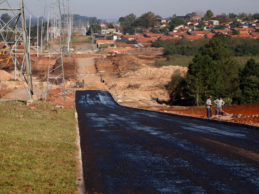 título imagem Trecho da Perimetral Sul-Leste recebe camada antes do asfaltamento