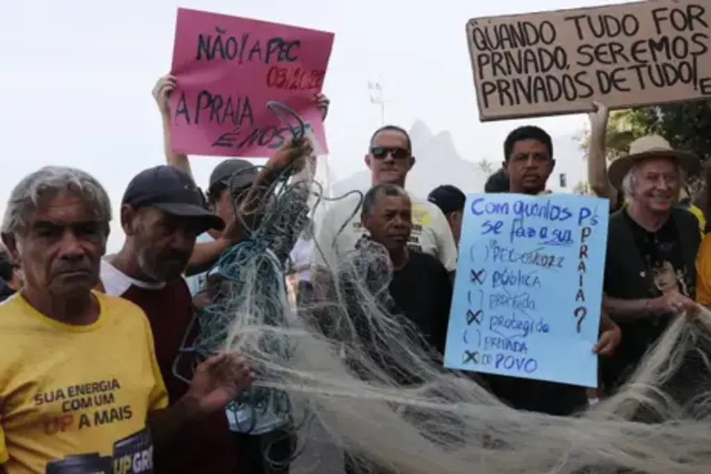 Manifestantes protestam contra PEC das Praias na orla do Rio