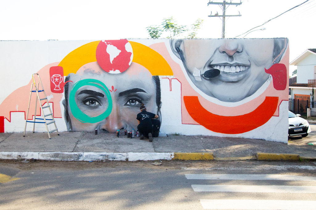 título imagem Pelé, Marta e Maíra Moreira são homenageados em arte produzida no muro do Estádio Presidente Vargas