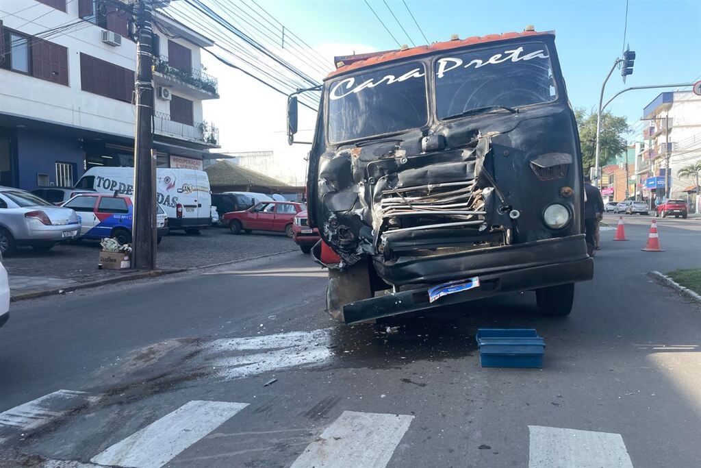 título imagem Dois caminhões se envolvem em acidente em avenida de Santa Maria nesta segunda-feira