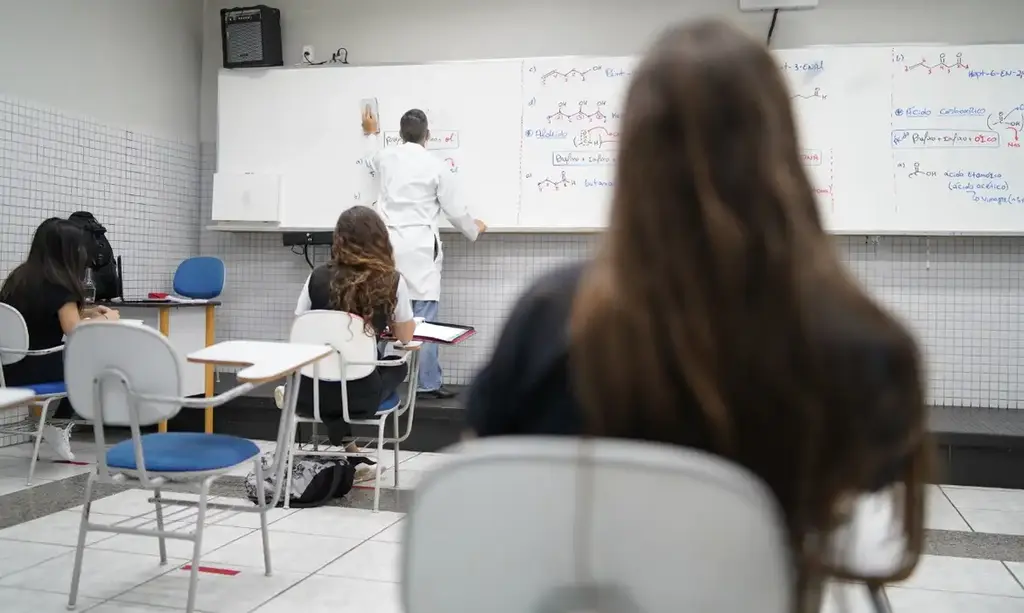 Ensino médio pode ter maior carga horária, prevê relatório de senadora