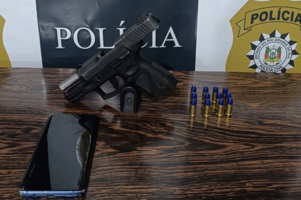 Pistola é apreendida na casa de mulher durante investigação de roubo a residência em Santa Maria